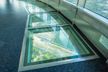 Прозрачный стеклянный пол на смотровой площадке Останкинской башни